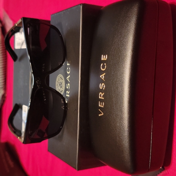New Versace Sunglasses - Picture 1 of 3